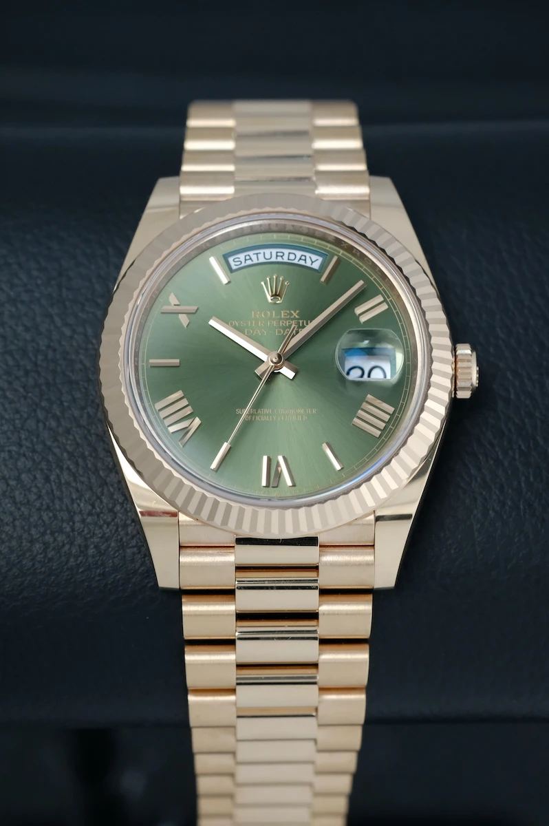 Купить элитные часы Rolex Day-Date 40 mm Rose Gold Olive Dial 228235: в наличии в Москве!