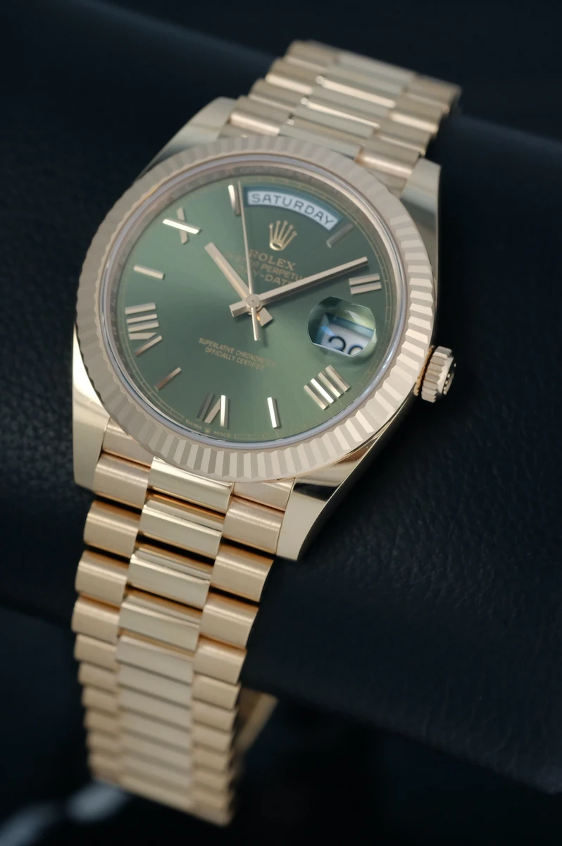 Купить элитные часы Rolex Day-Date 40 mm Rose Gold Olive Dial 228235: в наличии в Москве!