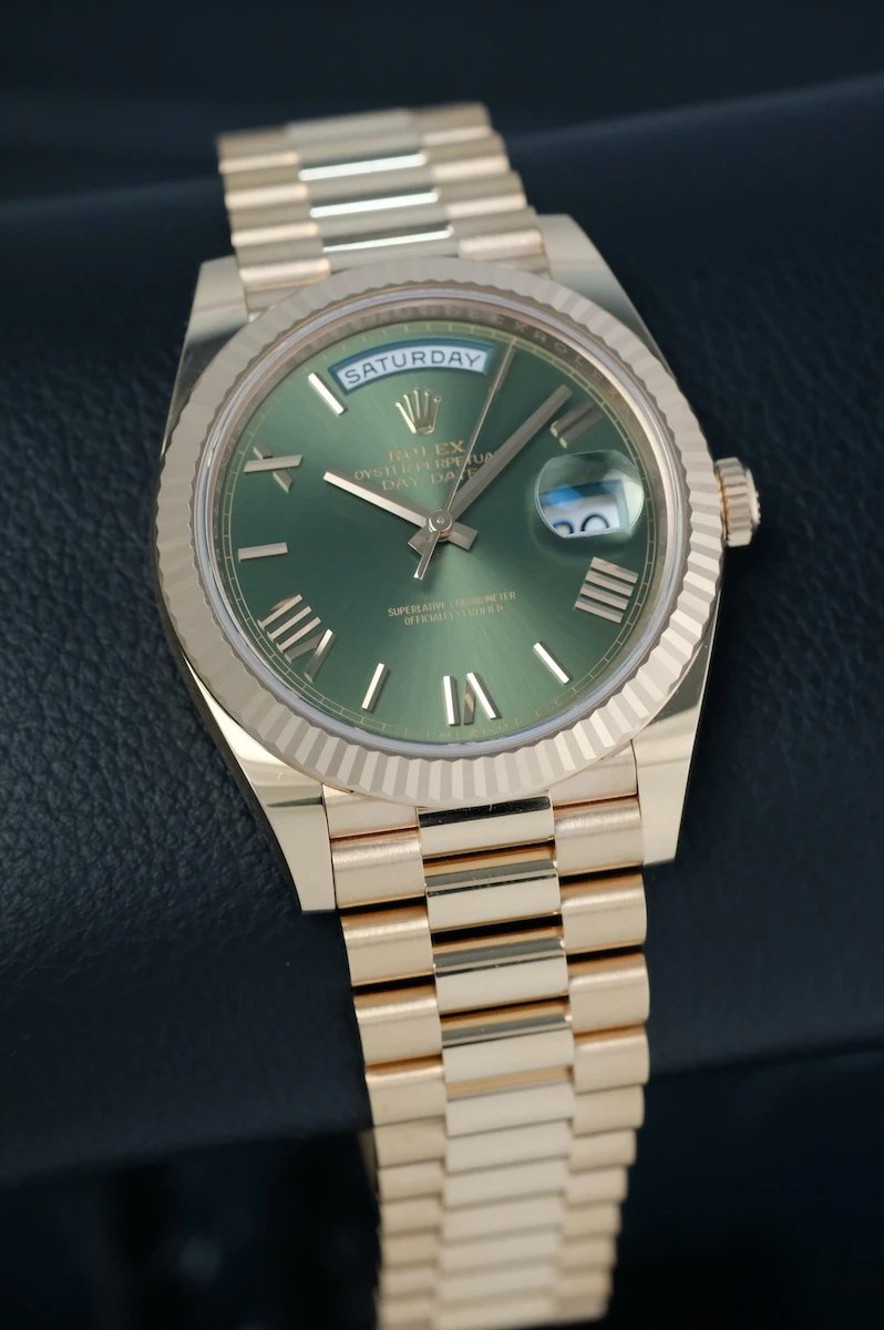 Купить элитные часы Rolex Day-Date 40 mm Rose Gold Olive Dial 228235: в наличии в Москве!