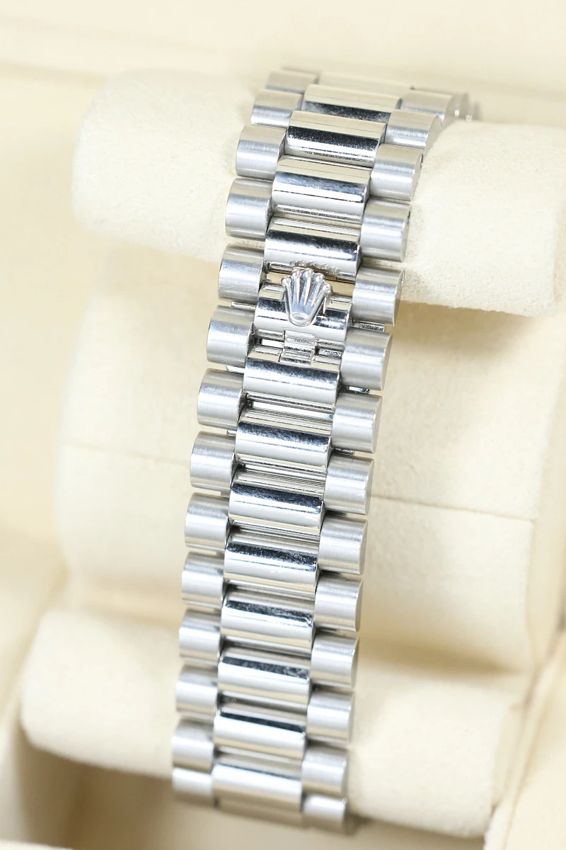 Купить элитные часы Rolex Day-Date 40 Oyster Perpetual Platinum Black Dial with Diamonds 228236: в наличии в Москве!