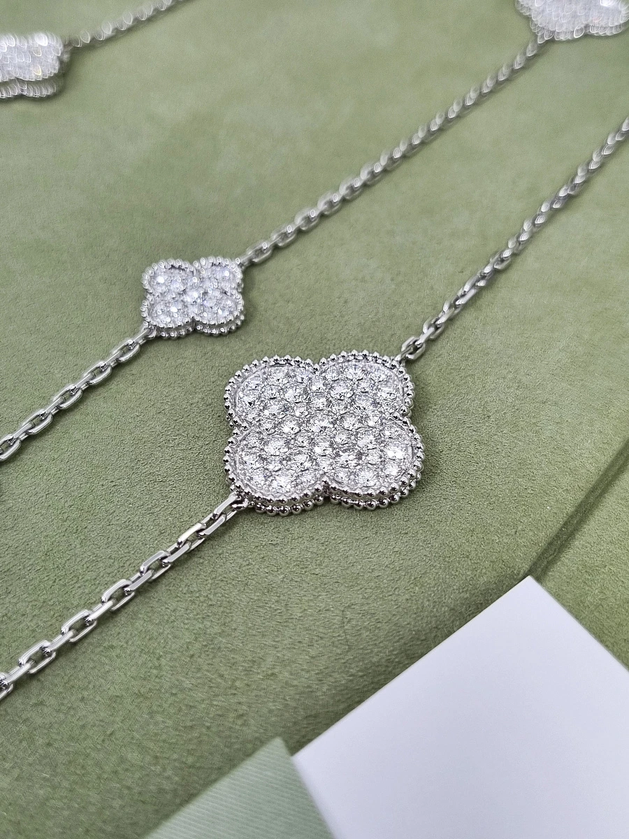 Купить украшение Van Cleef &amp; Arpels Magic Alhambra long necklace, 16 motifs VCARN9MO00: в наличии в Москве!