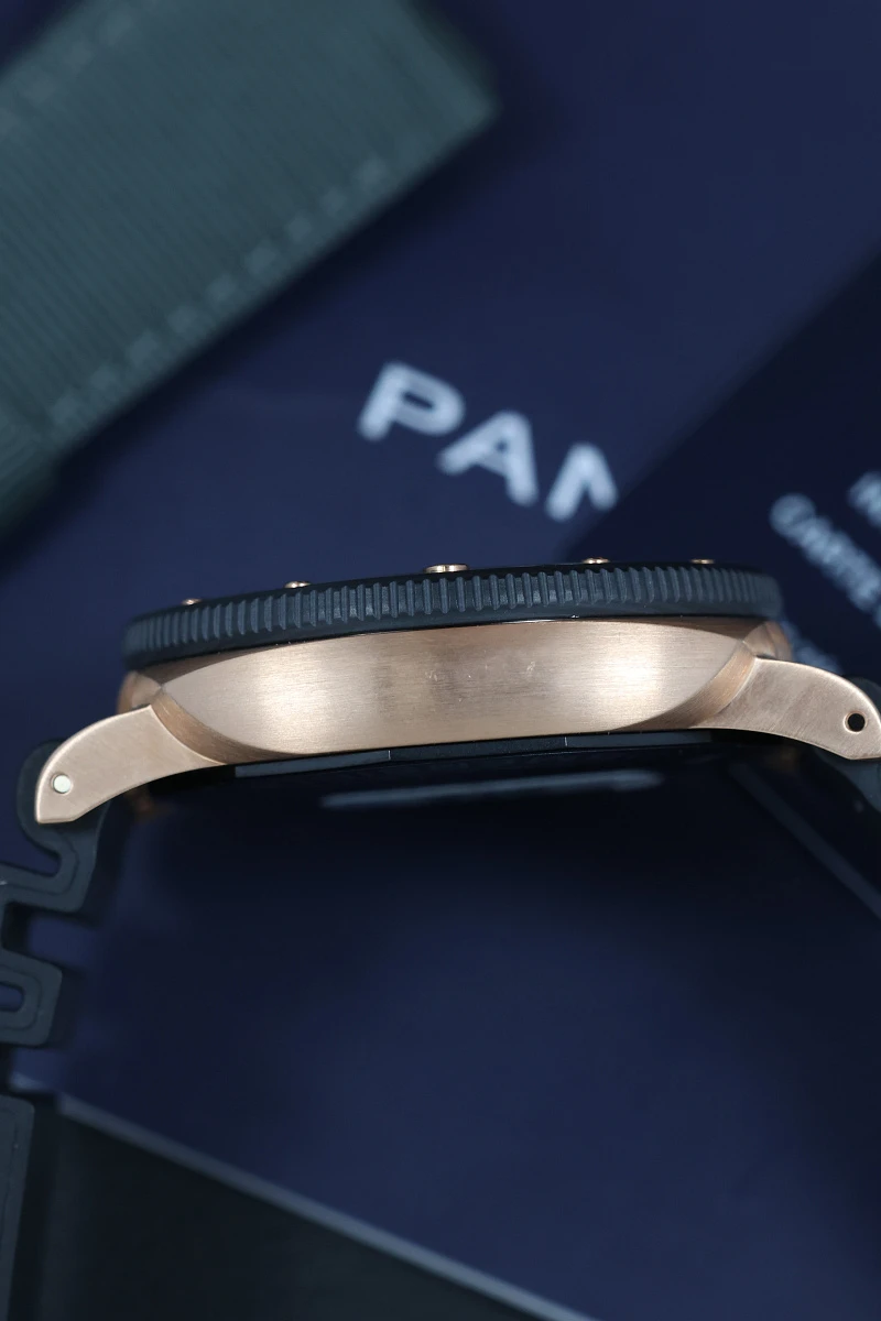 Купить элитные часы Panerai Submersible 44mm, Goldtech™ PAM02070 PAM02070: в наличии в Москве!