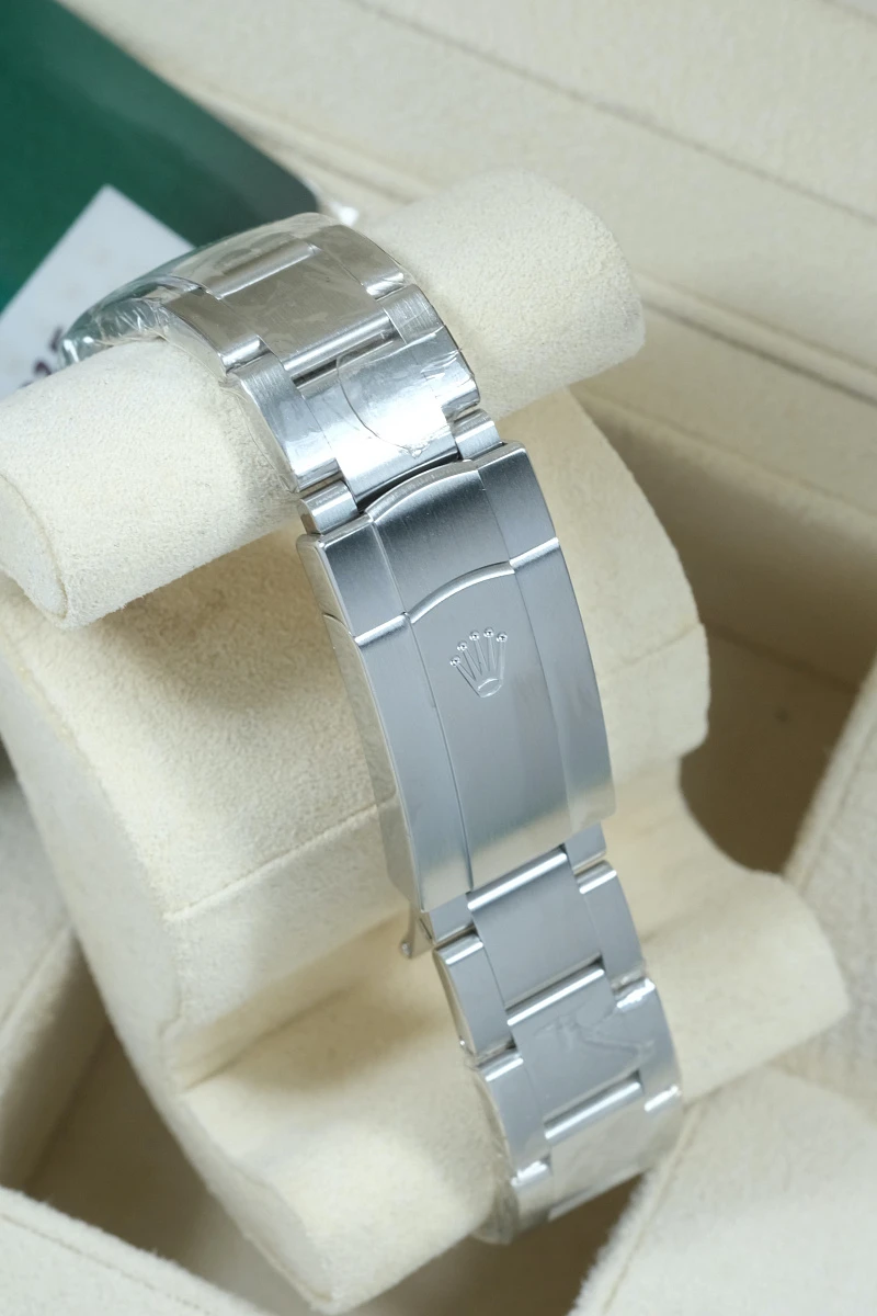 Купить элитные часы Rolex Oyster Perpetual 41Mm Silver Dial 124300: в наличии в Москве!