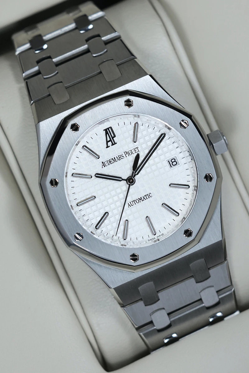 Купить элитные часы Audemars Piguet Royal Oak 39mm White Dial 15300ST.00.1220ST.01: в наличии в Москве!