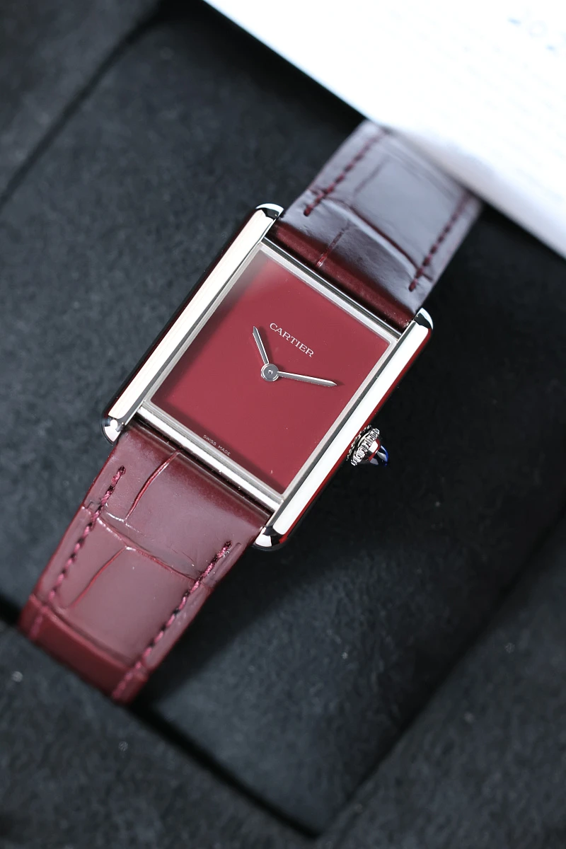 Купить элитные часы Cartier Tank Must De Cartier Red Large WSTA0113: в наличии в Москве!