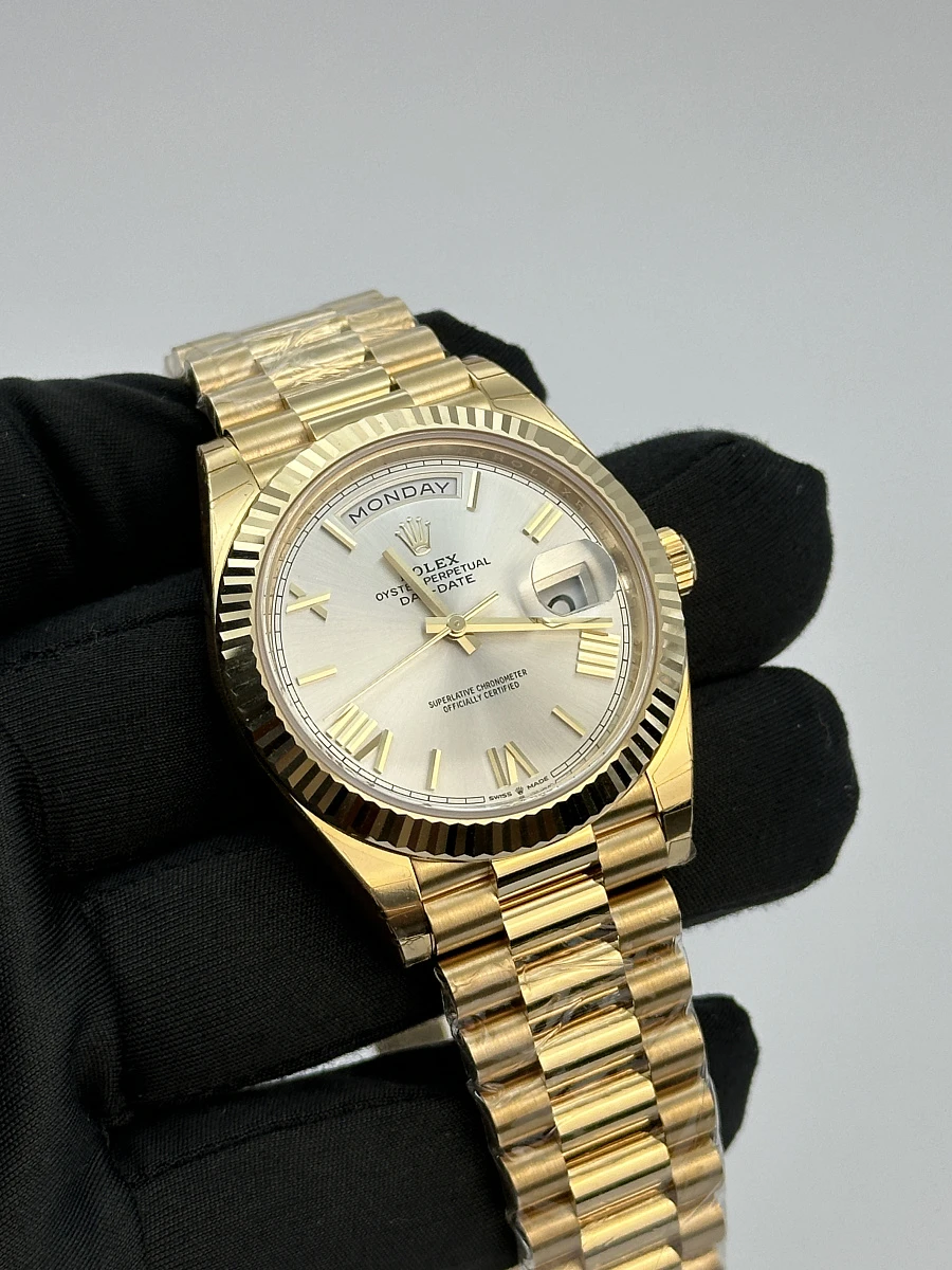 Купить элитные часы Rolex Day Date 40mm Yellow Gold Silver Dial 228238: в наличии в Москве!