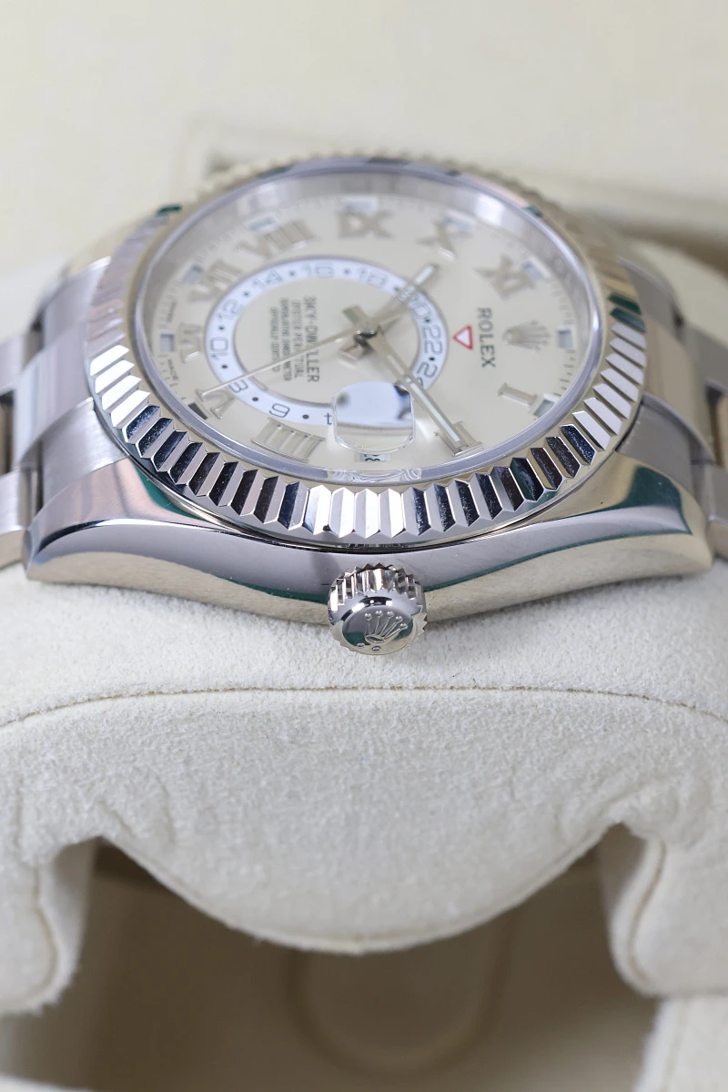 Купить элитные часы Rolex Sky-Dweller White Gold White Dial 326939: в наличии в Москве!