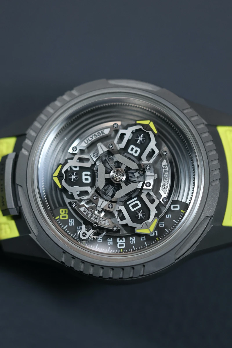 Купить элитные часы Urwerk UR-FREAK  2413-500LE-2A-UR/3B: в наличии в Москве!
