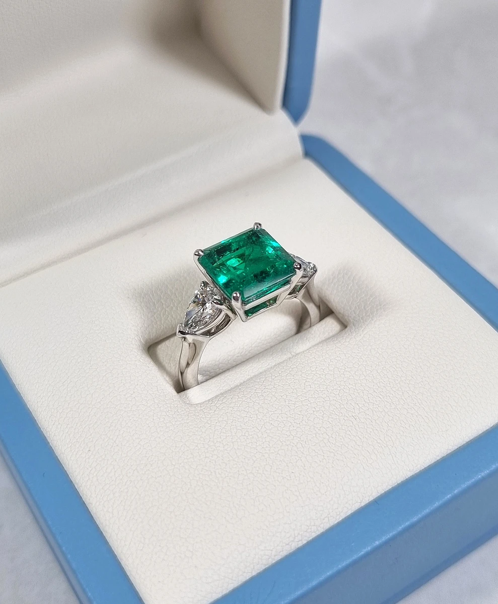 Купить украшение NO NAME Кольцо с изумрудом 3,99 ct. Muzo Green : в наличии в Москве!