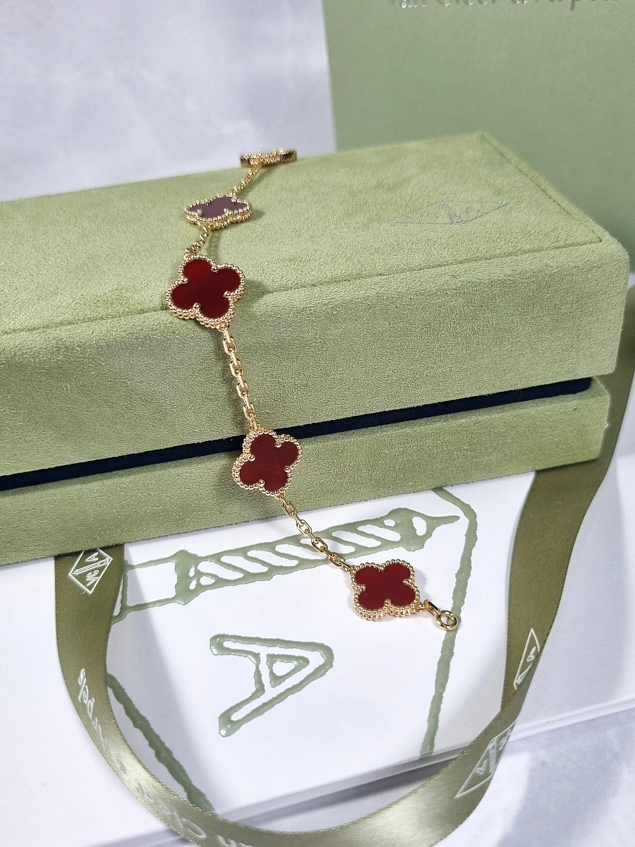 Купить украшение Van Cleef &amp; Arpels Vintage Alhambra bracelet, 5 motifs VCARD35500 VCARD35500: в наличии в Москве!