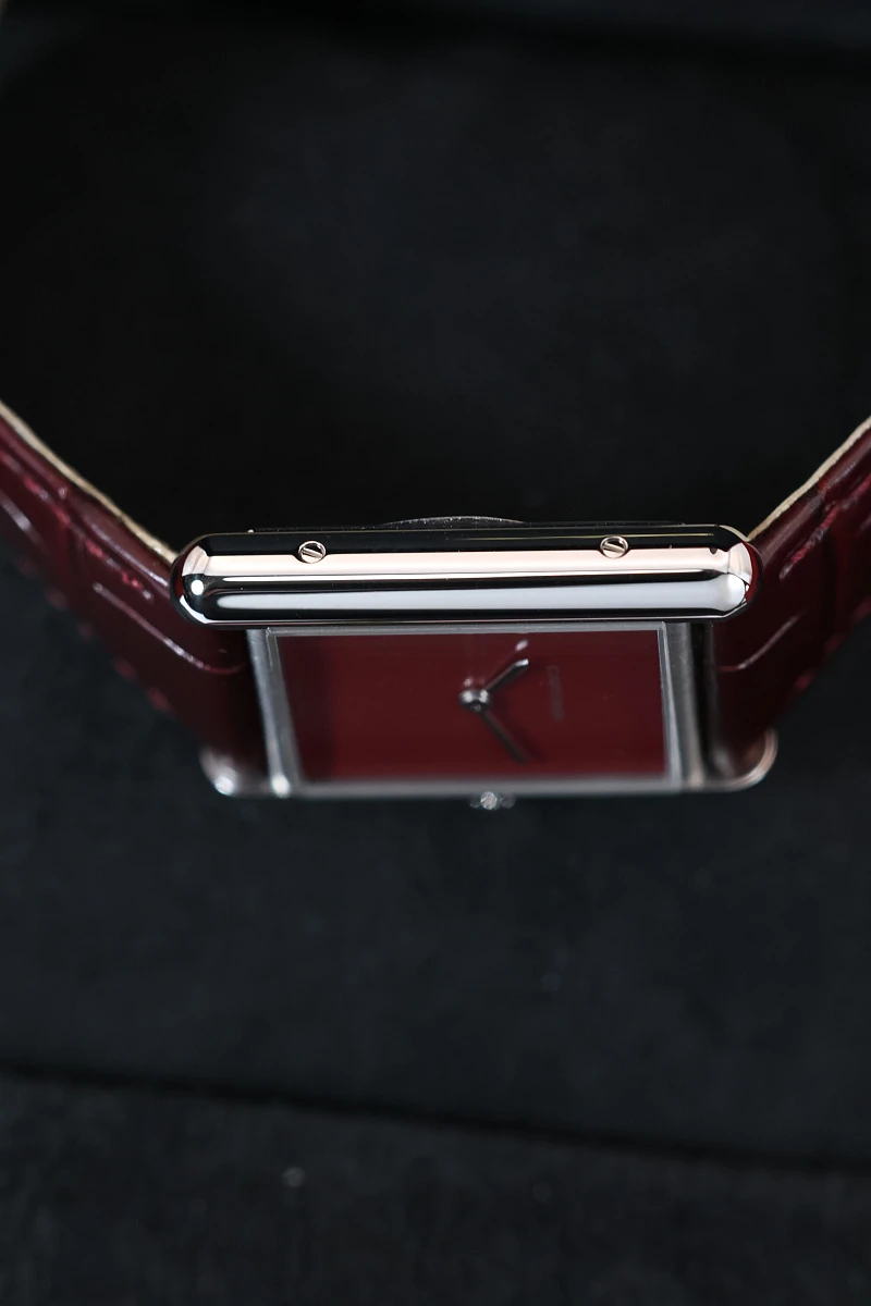 Купить элитные часы Cartier Tank Must De Cartier Red Large WSTA0113: в наличии в Москве!