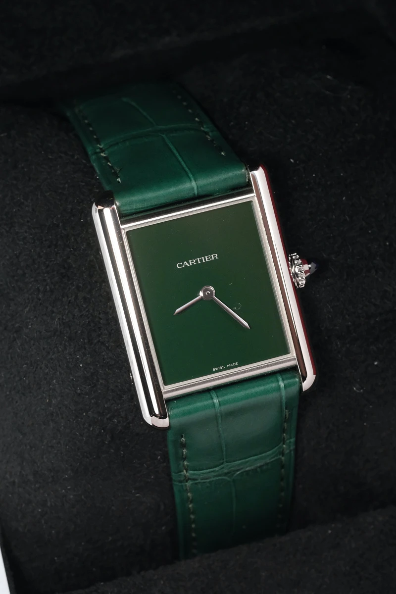 Купить элитные часы Cartier Tank Must De Cartier Green Large WSTA0115: в наличии в Москве!
