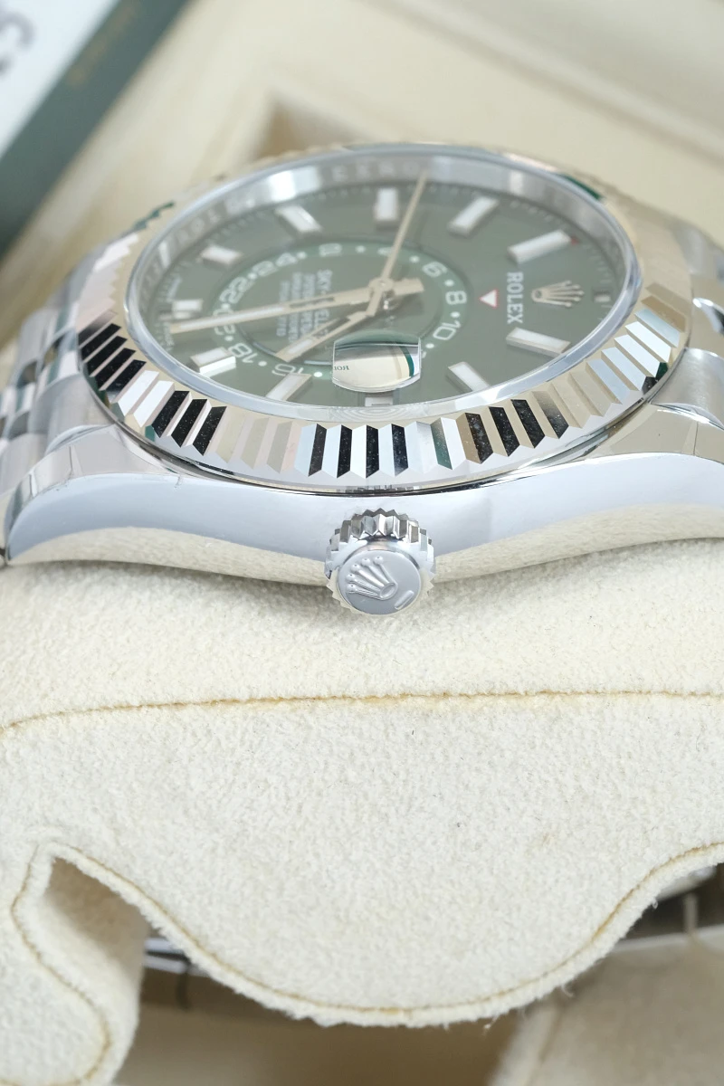 Купить элитные часы Rolex Oyster Perpetual Sky-Dweller Olive Green 336934: в наличии в Москве!