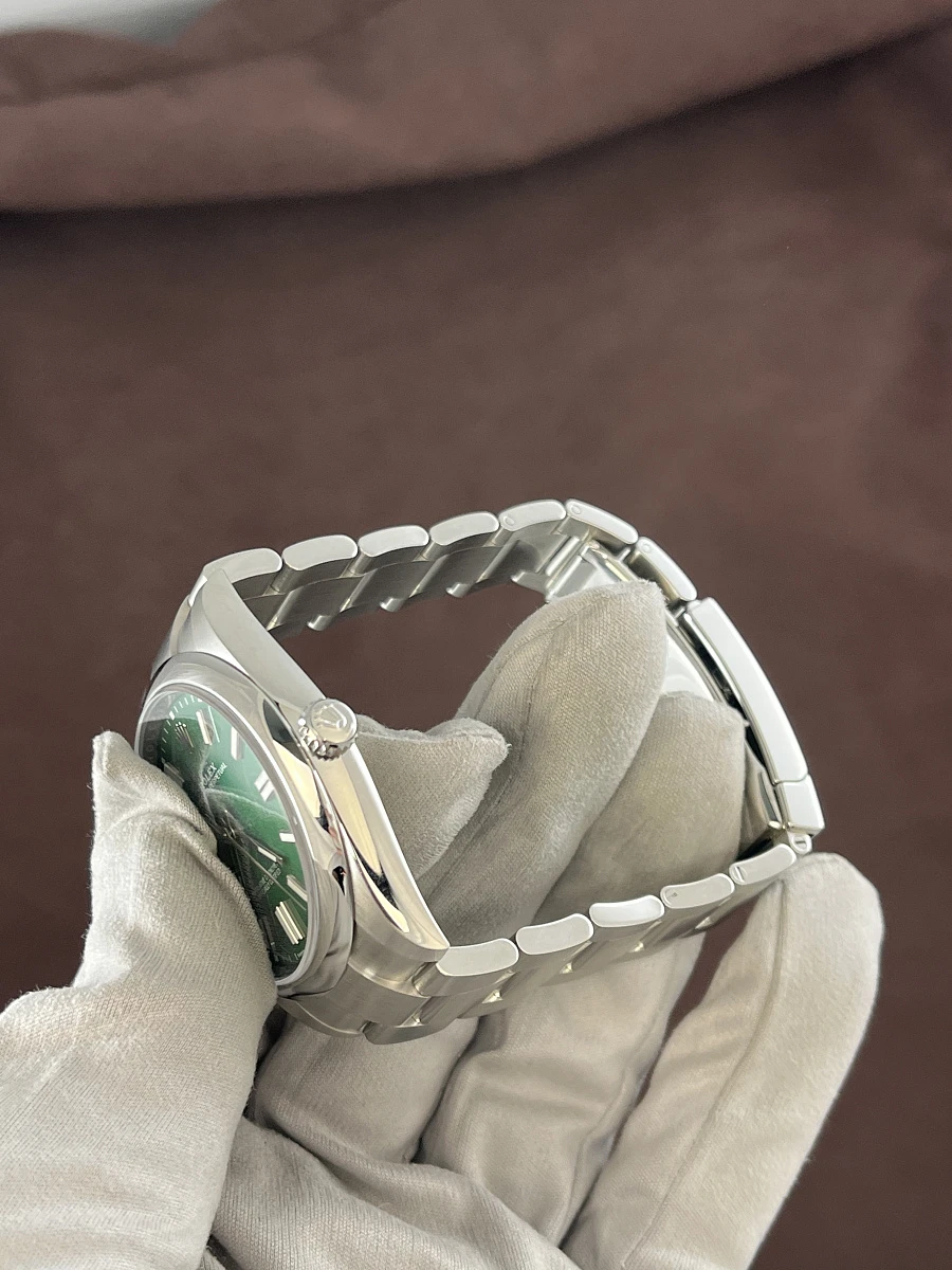 Купить элитные часы Rolex Oyster Perpetual 41 mm Green Dial 124300: в наличии в Москве!