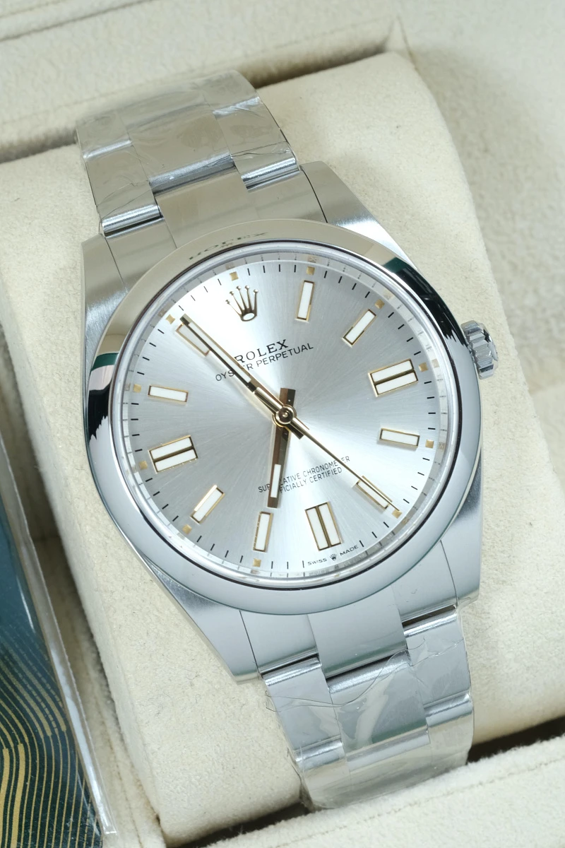 Купить элитные часы Rolex Oyster Perpetual 41Mm Silver Dial 124300: в наличии в Москве!