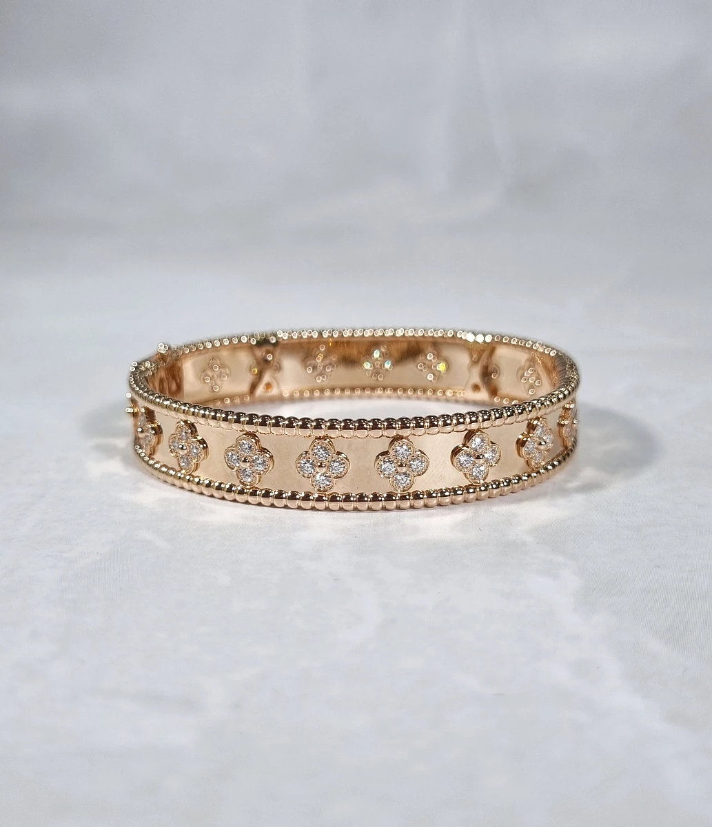 Купить украшение Van Cleef &amp; Arpels Браслет Perlée Clovers, medium model VCARN5B200: в наличии в Москве!