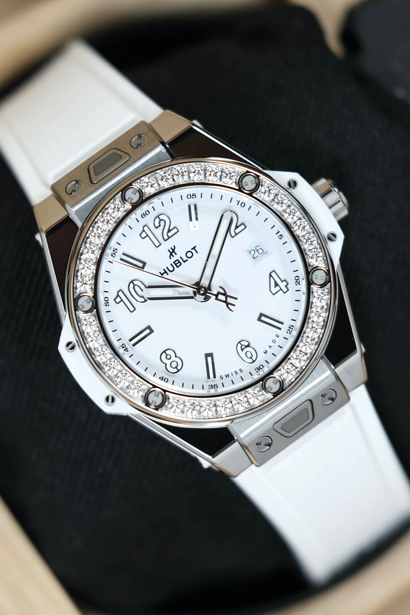 Купить элитные часы Hublot One Click 33mm White Dial 485.SE.2010.RW.1204: в наличии в Москве!