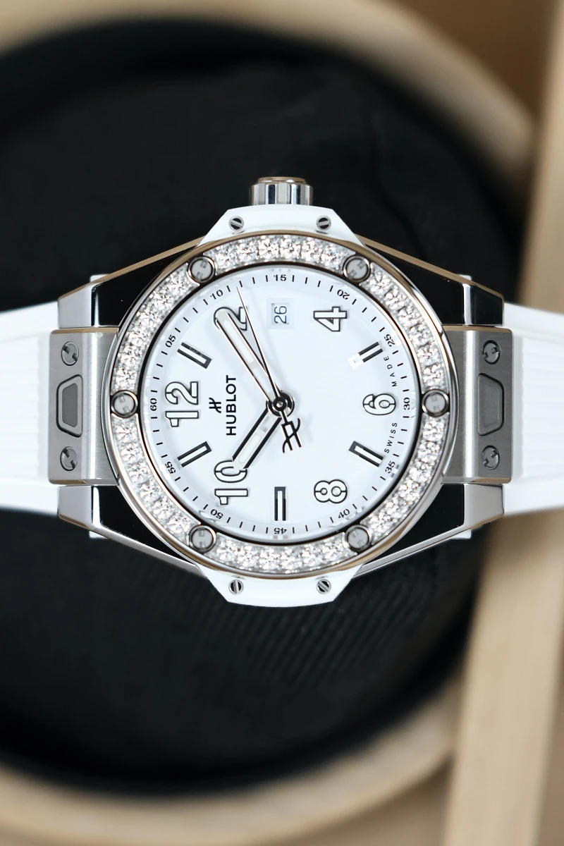 Купить элитные часы Hublot One Click 33mm White Dial 485.SE.2010.RW.1204: в наличии в Москве!