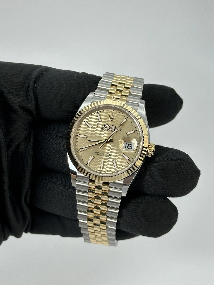 Купить элитные часы Rolex Datejust 36mm Steel &amp; Yellow Gold Fluted Motif 126233: в наличии в Москве!