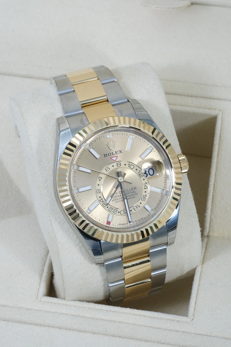 Купить элитные часы Rolex Sky-Dweller Steel &amp; Yellow Gold Champagne Dial 336933: в наличии в Москве!
