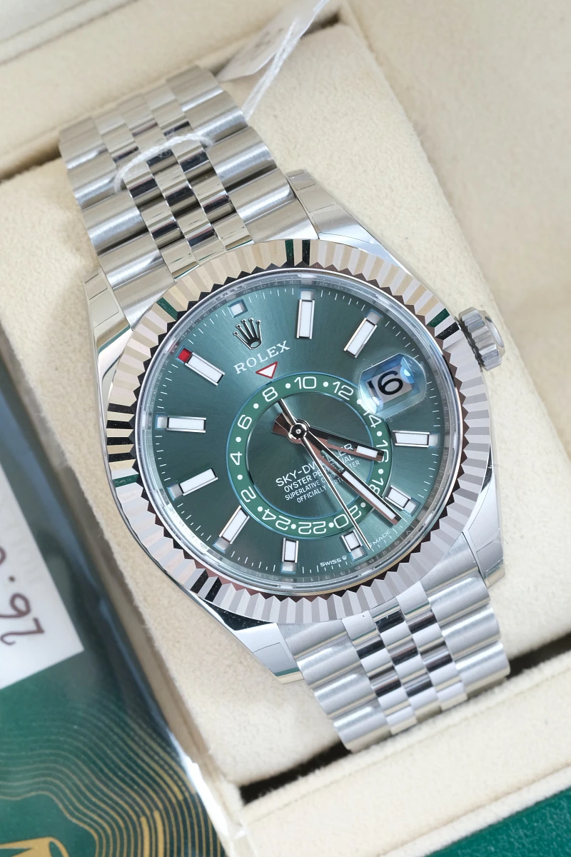 Купить элитные часы Rolex Oyster Perpetual Sky-Dweller Olive Green 336934: в наличии в Москве!