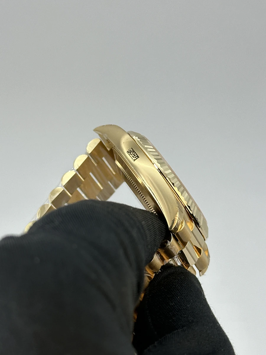 Купить элитные часы Rolex Day Date 40mm Yellow Gold Silver Dial 228238: в наличии в Москве!