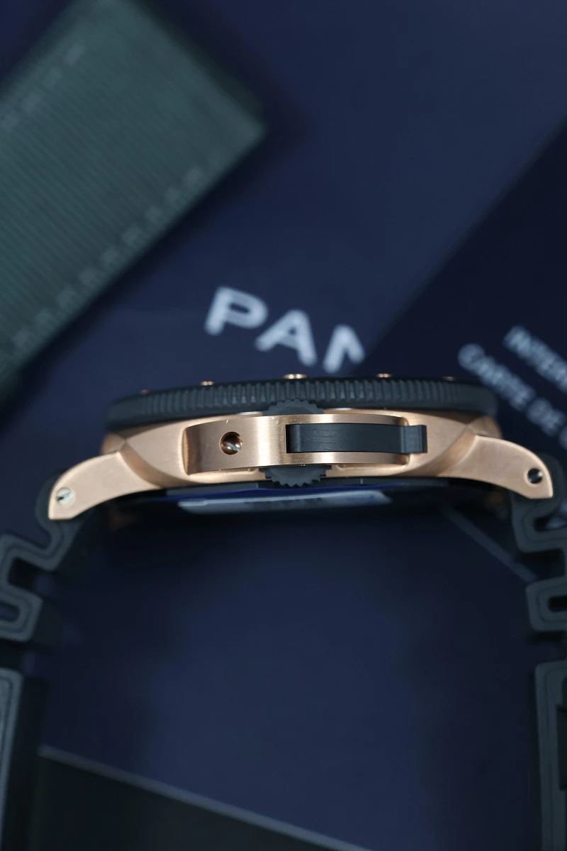 Купить элитные часы Panerai Submersible 44mm, Goldtech™ PAM02070 PAM02070: в наличии в Москве!