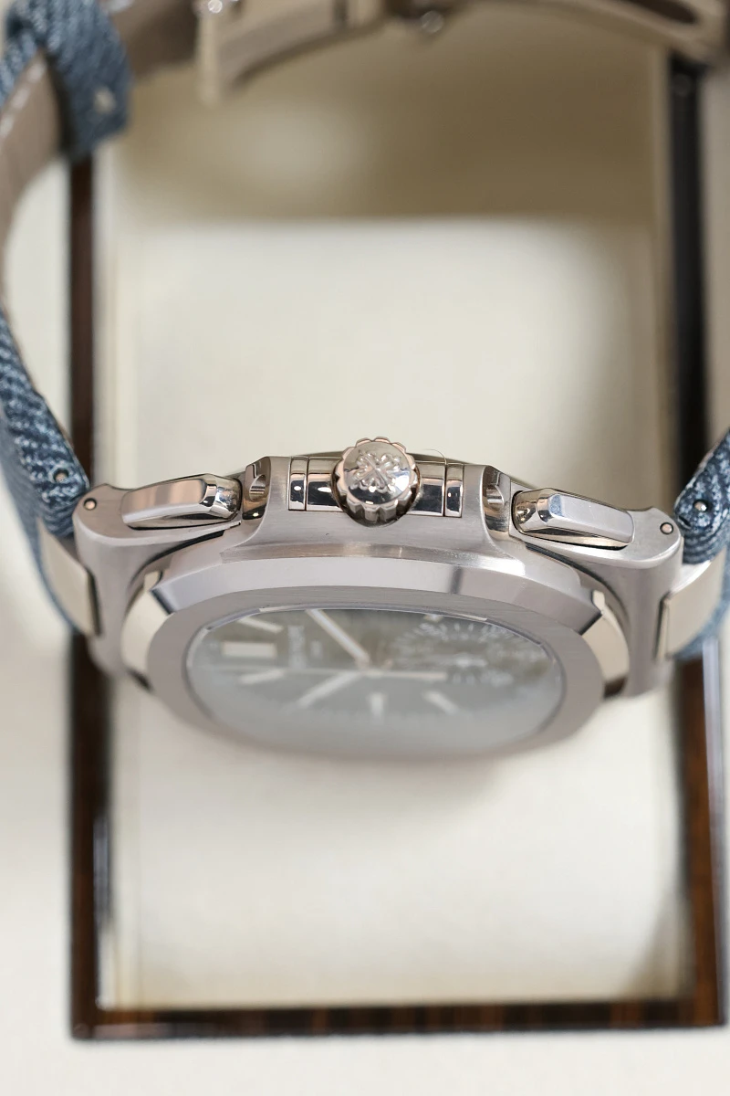 Купить элитные часы Patek Philippe Nautilus Chronograph White Gold  5980/60G-001: в наличии в Москве!