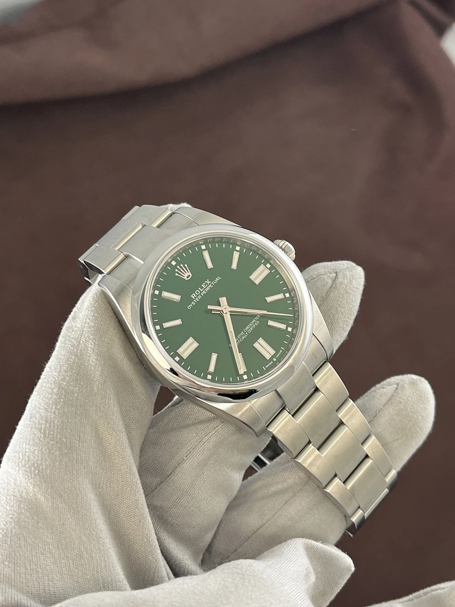 Купить элитные часы Rolex Oyster Perpetual 41 mm Green Dial 124300: в наличии в Москве!