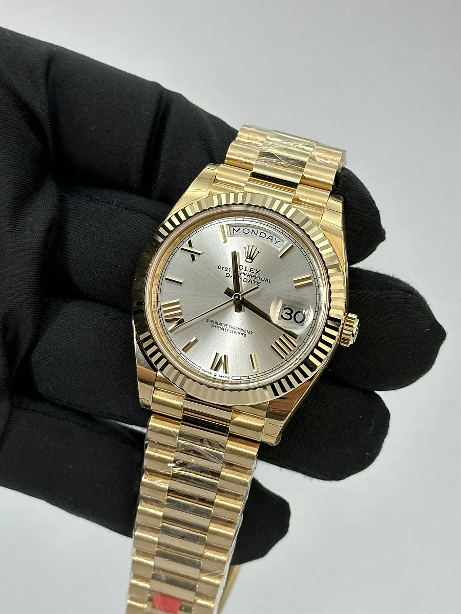 Купить элитные часы Rolex Day Date 40mm Yellow Gold Silver Dial 228238: в наличии в Москве!