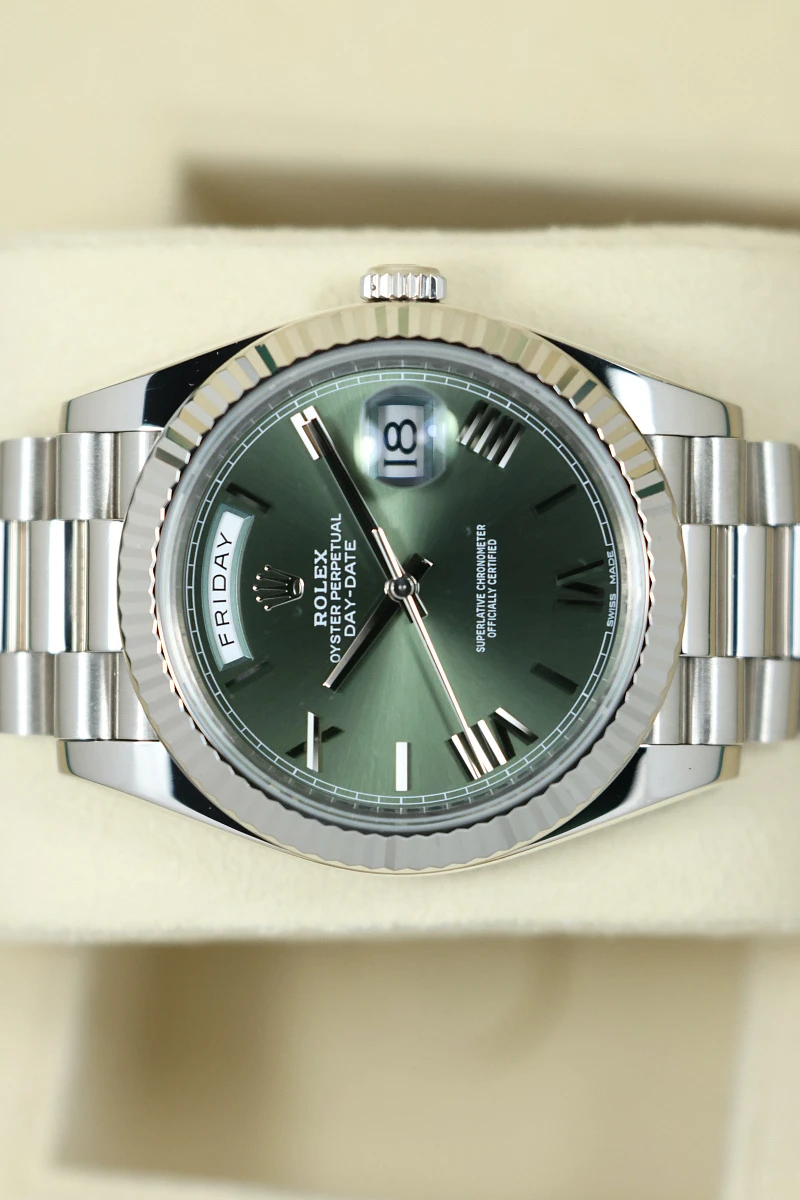 Купить элитные часы Rolex Oyster Perpetual White Gold Day-Date Olive Dial 228239: в наличии в Москве!