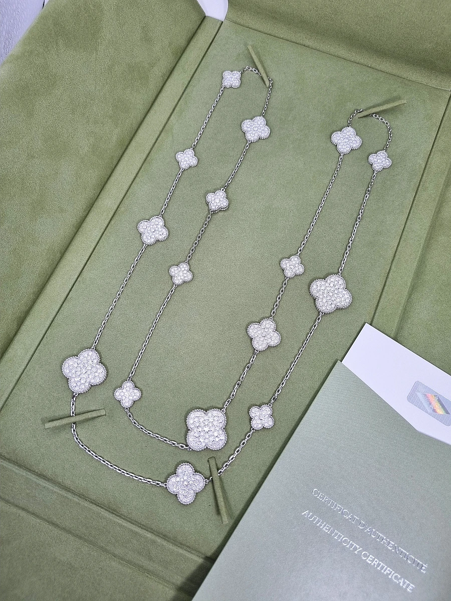 Купить украшение Van Cleef &amp; Arpels Magic Alhambra long necklace, 16 motifs VCARN9MO00: в наличии в Москве!