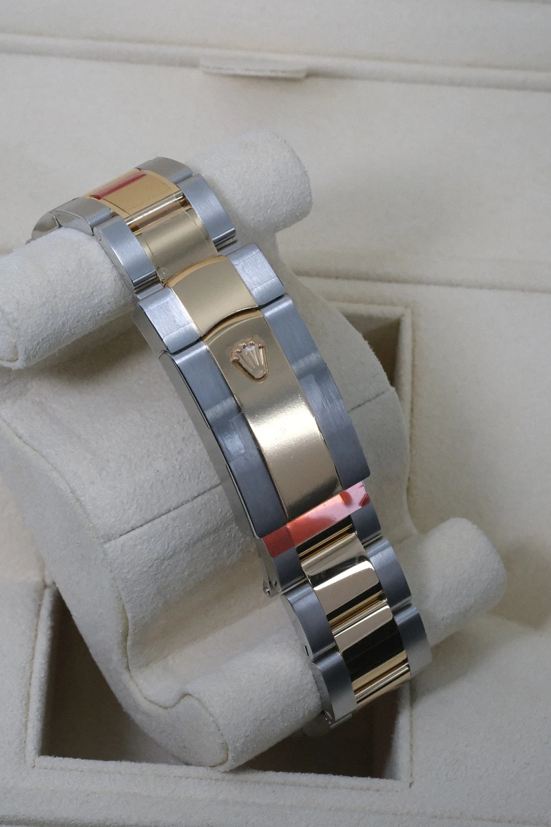 Купить элитные часы Rolex Sky-Dweller Steel &amp; Yellow Gold Champagne Dial 336933: в наличии в Москве!