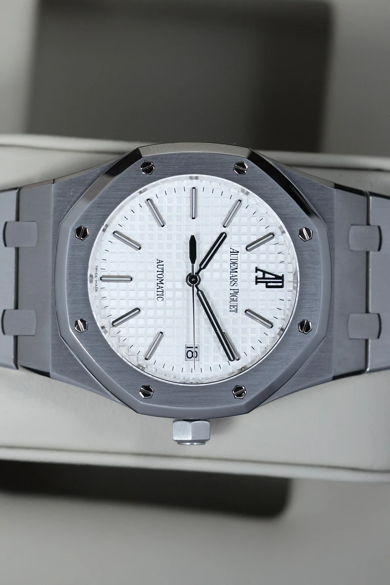 Купить элитные часы Audemars Piguet Royal Oak 39mm White Dial 15300ST.00.1220ST.01: в наличии в Москве!