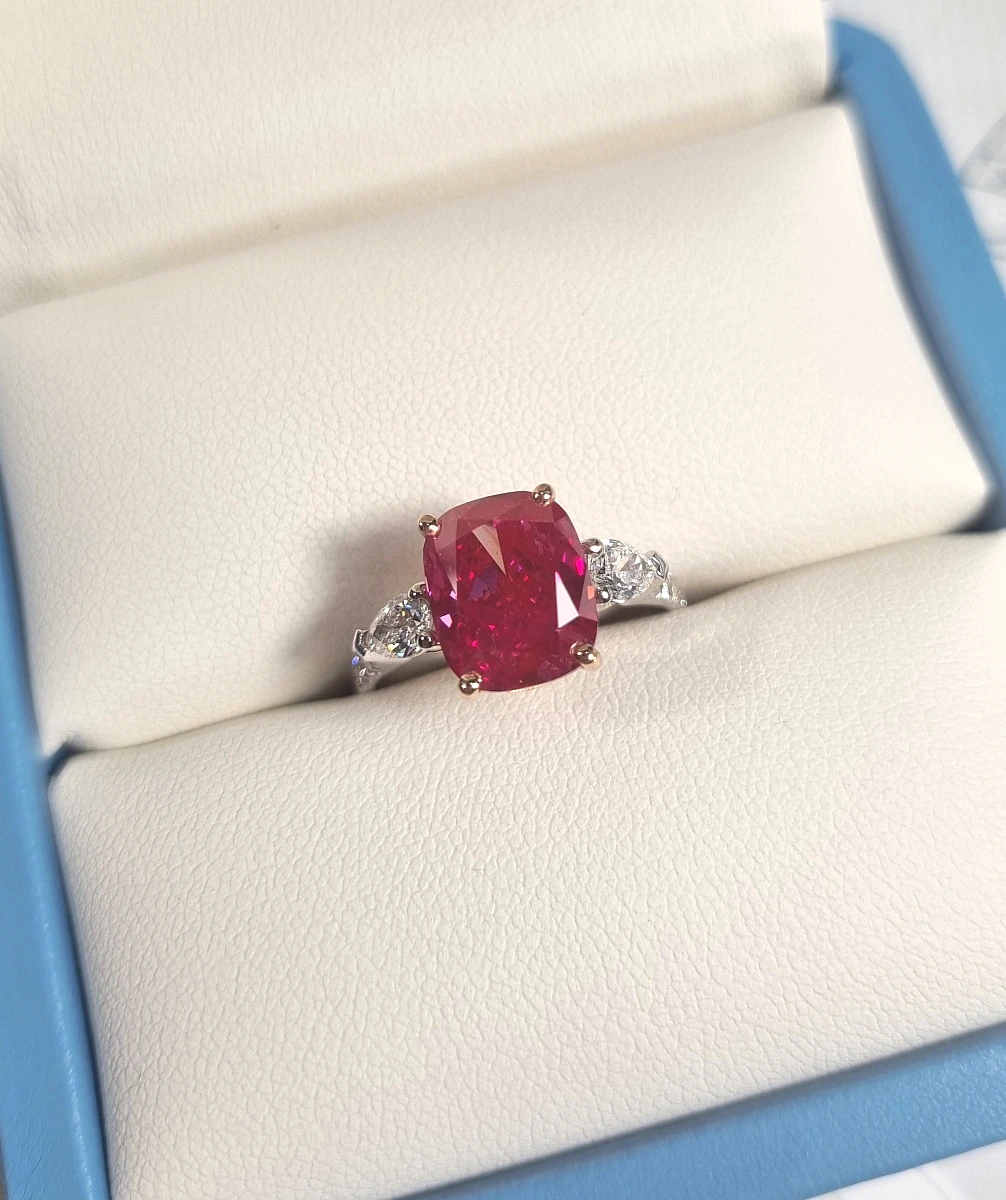 Купить украшение NO NAME Кольцо с бриллиантом 3,02 ct. Fancy Vivid Pink (Treated)/VVS2 : в наличии в Москве!