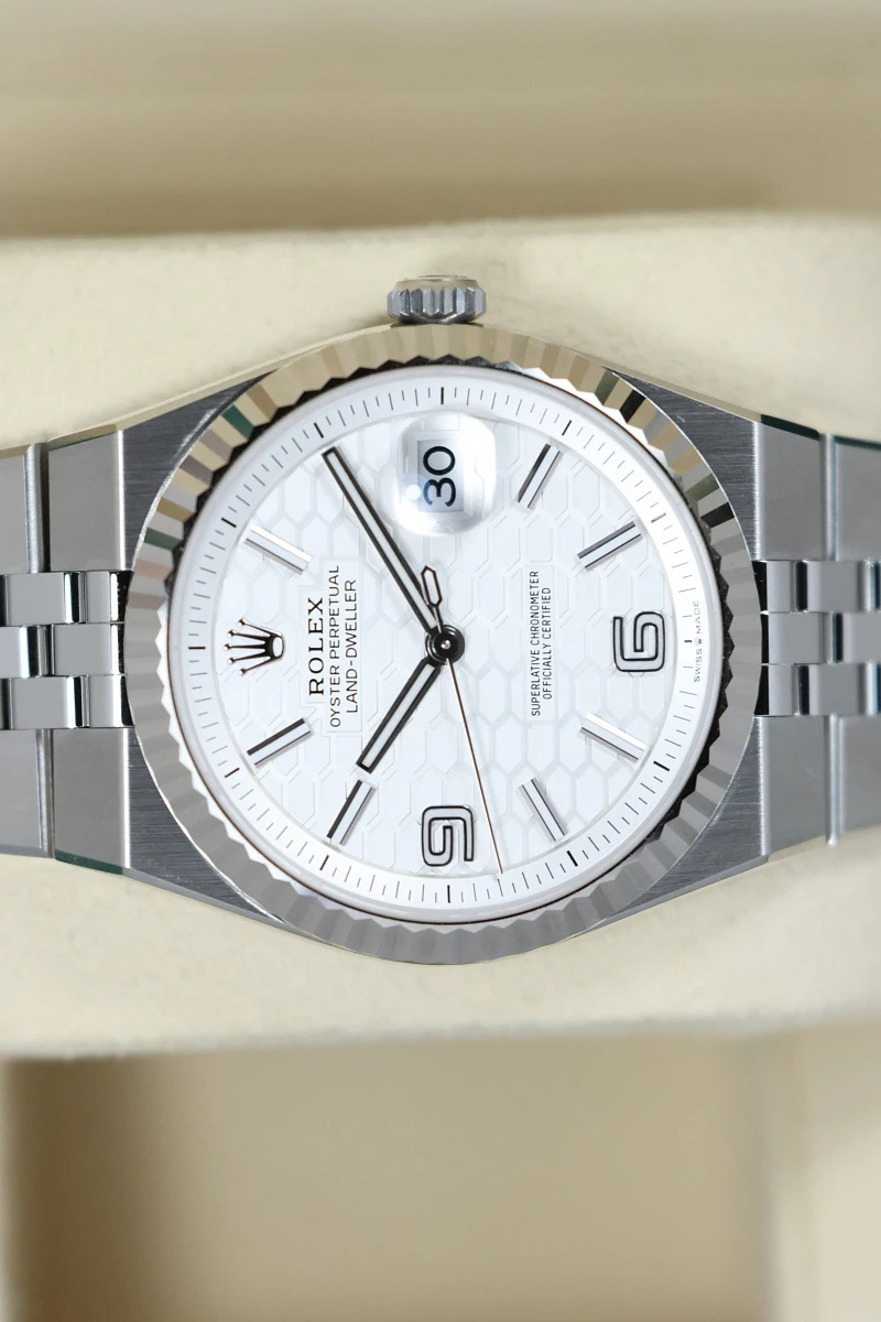 Купить элитные часы Rolex Land Dweller 40 Steel 127334: в наличии в Москве!