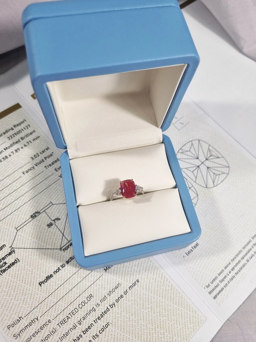 Купить украшение NO NAME Кольцо с бриллиантом 3,02 ct. Fancy Vivid Pink (Treated)/VVS2 : в наличии в Москве!