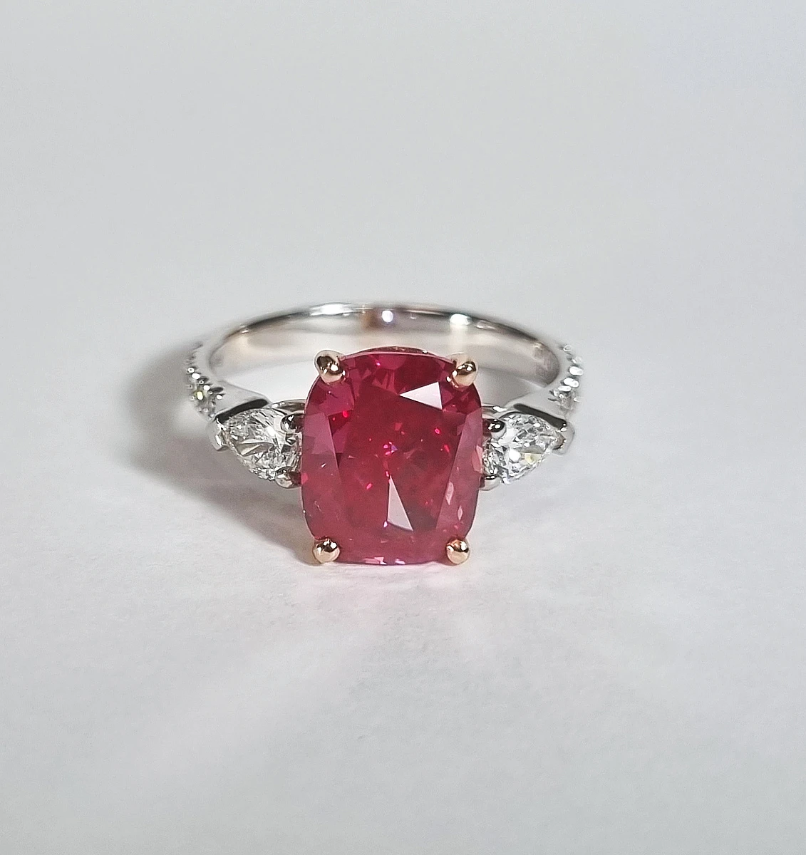 Купить украшение NO NAME Кольцо с бриллиантом 3,02 ct. Fancy Vivid Pink (Treated)/VVS2 : в наличии в Москве!