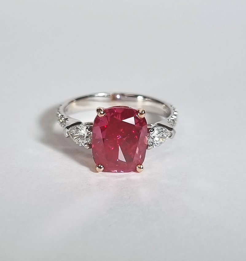 Кольцо с бриллиантом 3,02 ct. Fancy Vivid Pink (Treated)/VVS2