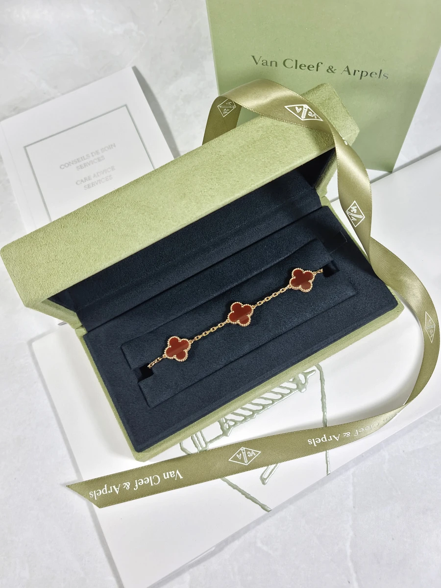 Купить украшение Van Cleef &amp; Arpels Vintage Alhambra bracelet, 5 motifs VCARD35500 VCARD35500: в наличии в Москве!