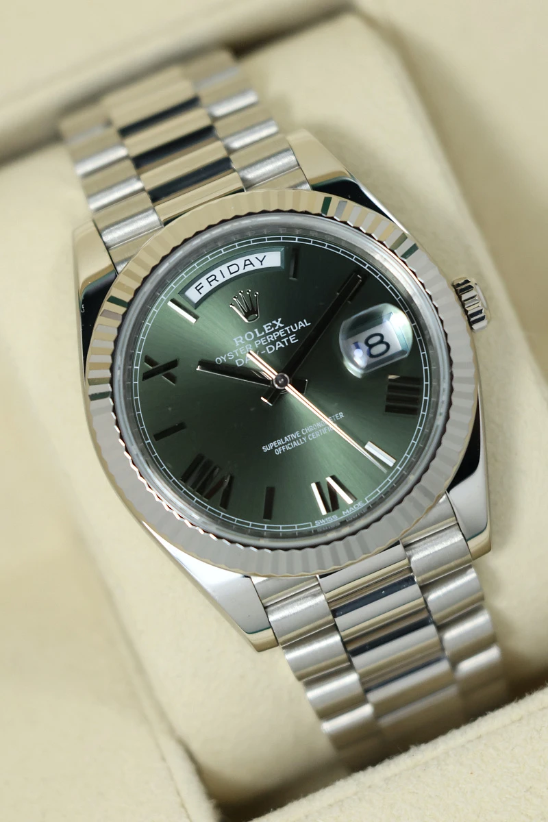 Купить элитные часы Rolex Oyster Perpetual White Gold Day-Date Olive Dial 228239: в наличии в Москве!