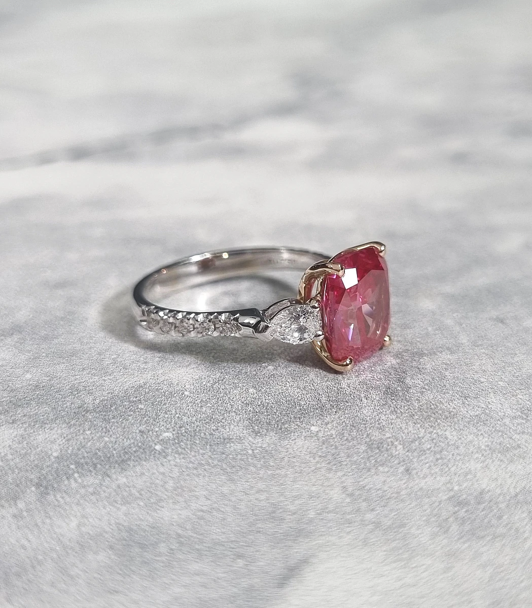 Купить украшение NO NAME Кольцо с бриллиантом 3,02 ct. Fancy Vivid Pink (Treated)/VVS2 : в наличии в Москве!