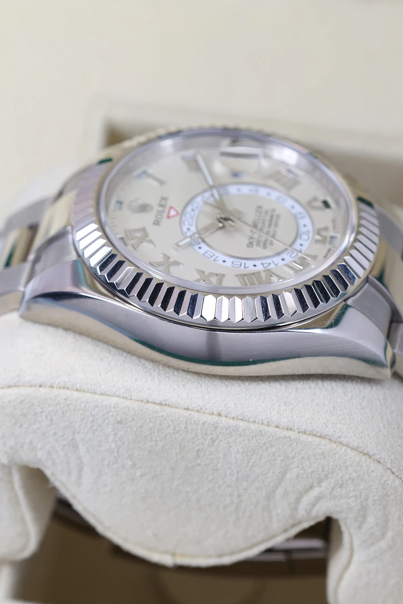 Купить элитные часы Rolex Sky-Dweller White Gold White Dial 326939: в наличии в Москве!