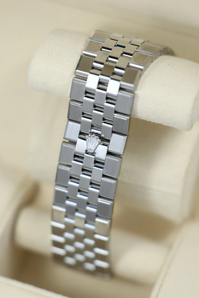 Купить элитные часы Rolex Land Dweller 40 Steel 127334: в наличии в Москве!