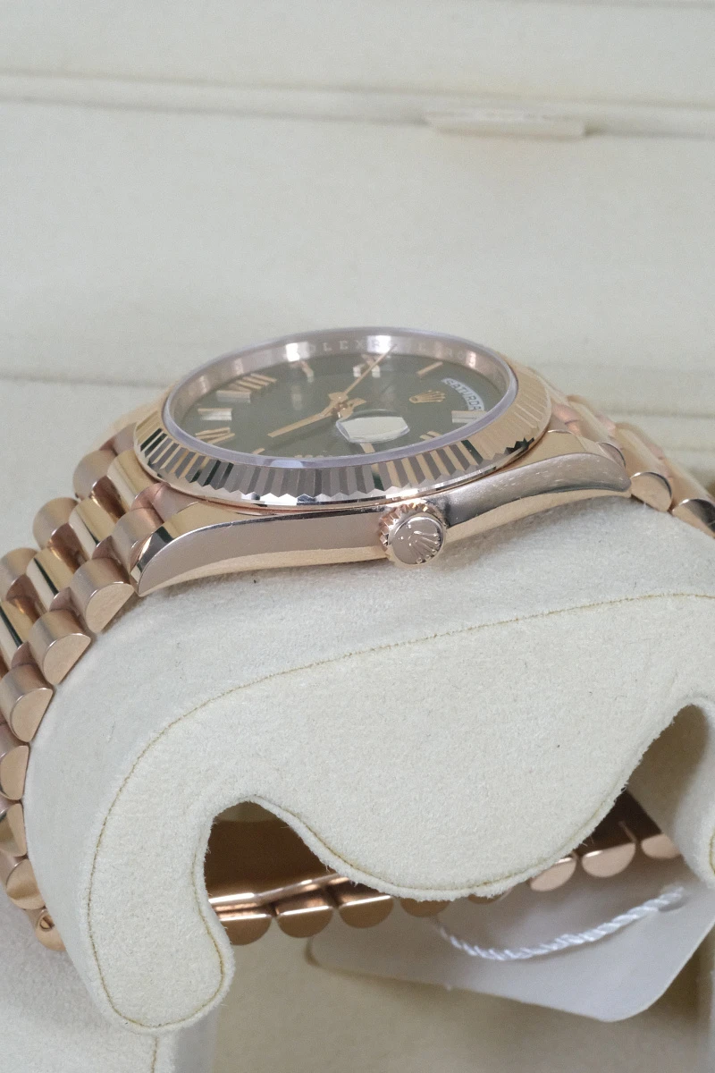 Купить элитные часы Rolex Day-Date Rose Gold Olive Dial 228235: в наличии в Москве!
