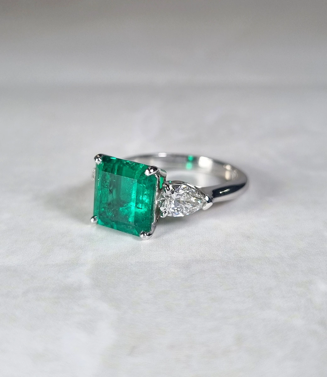 Купить украшение NO NAME Кольцо с изумрудом 3,99 ct. Muzo Green : в наличии в Москве!