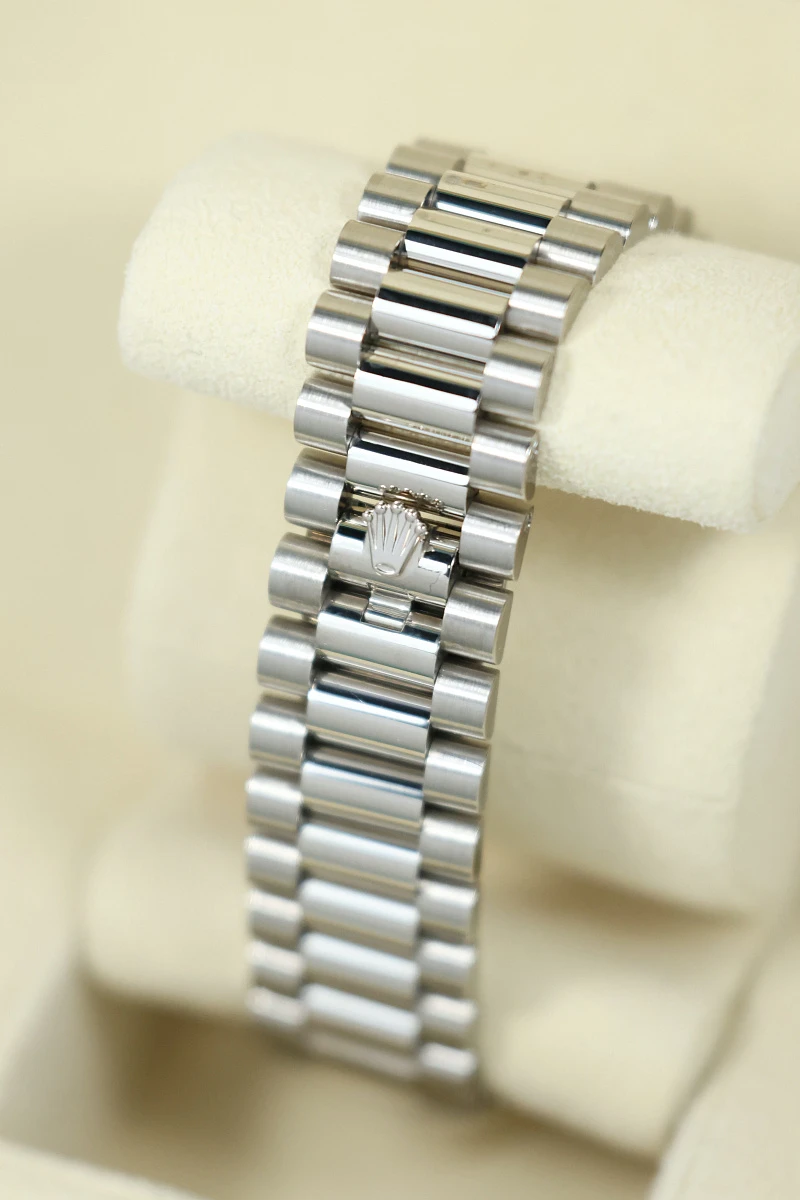 Купить элитные часы Rolex Oyster Perpetual White Gold Day-Date Olive Dial 228239: в наличии в Москве!
