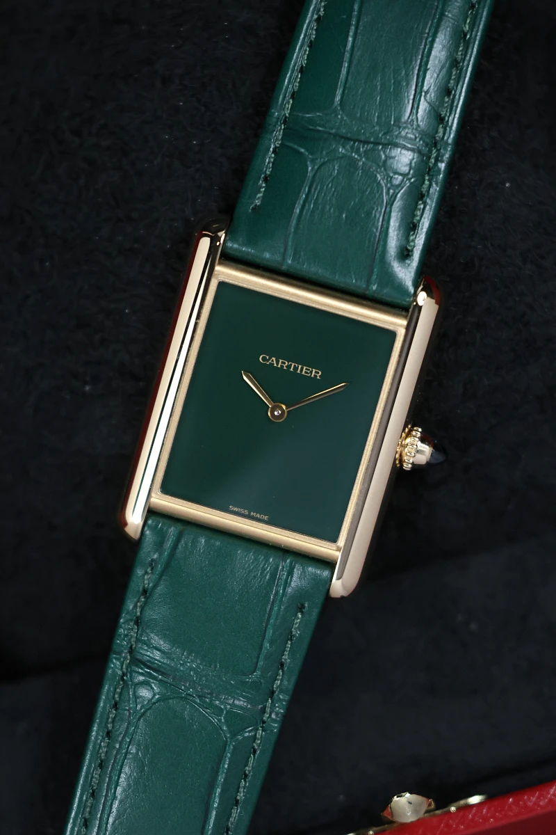 Купить элитные часы Cartier Tank Must De Cartier Yellow Gold Green Large WGTA0191: в наличии в Москве!