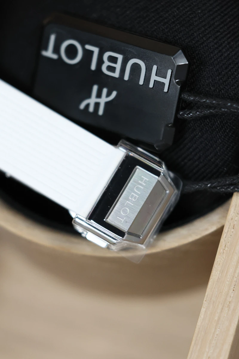 Купить элитные часы Hublot One Click 33mm White Dial 485.SE.2010.RW.1204: в наличии в Москве!
