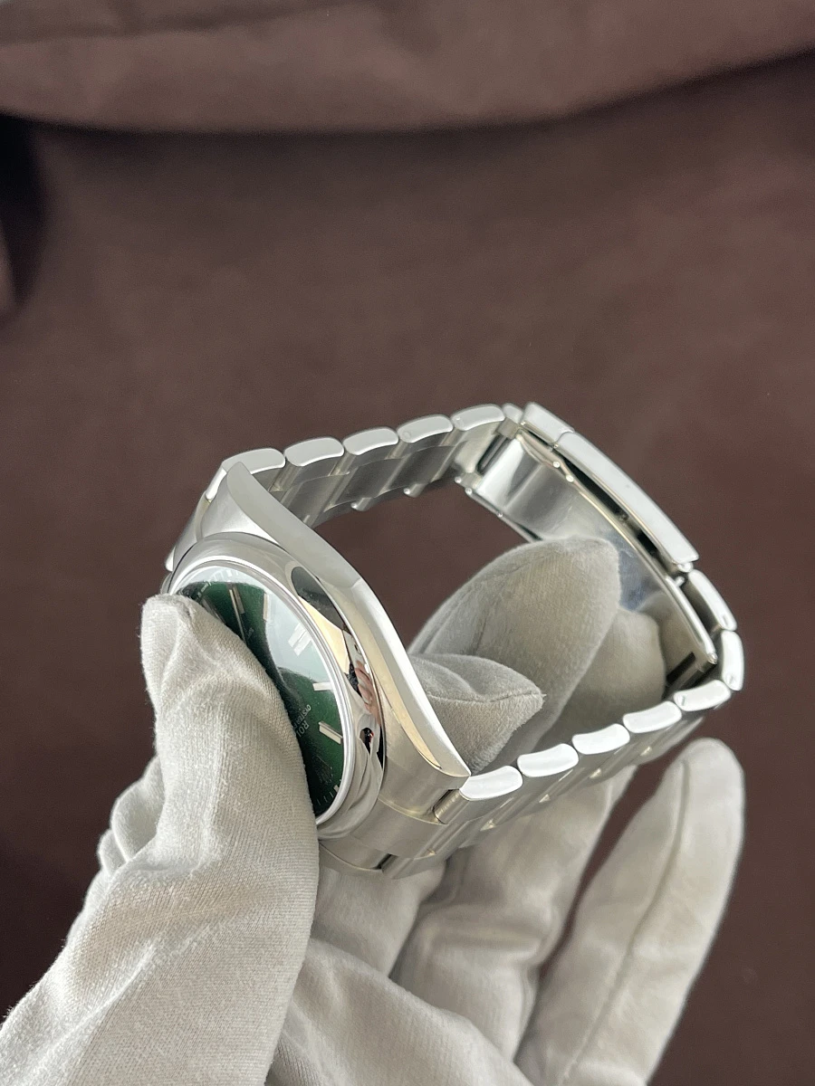 Купить элитные часы Rolex Oyster Perpetual 41 mm Green Dial 124300: в наличии в Москве!